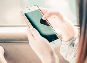 Nichts ist für die Ewigkeit: Digitales Off-Boarding via Chatbot, Photo by Benjamin Lizardo on Unsplash