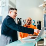 Social Selling: Warum Telefonakquise keine Aufgabe des Vertriebs ist, Photo by LinkedIn Sales Solutions on Unsplash