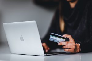Zerreissprobe für Banken: Kunde oder Mitarbeiter?, Photo by Pickawood on Unsplash
