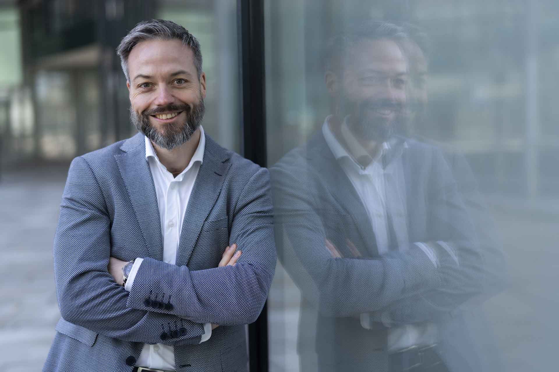 Ethik und KI: Keine Option, sondern Notwendigkeit Rainer Holler CEO bei VIER