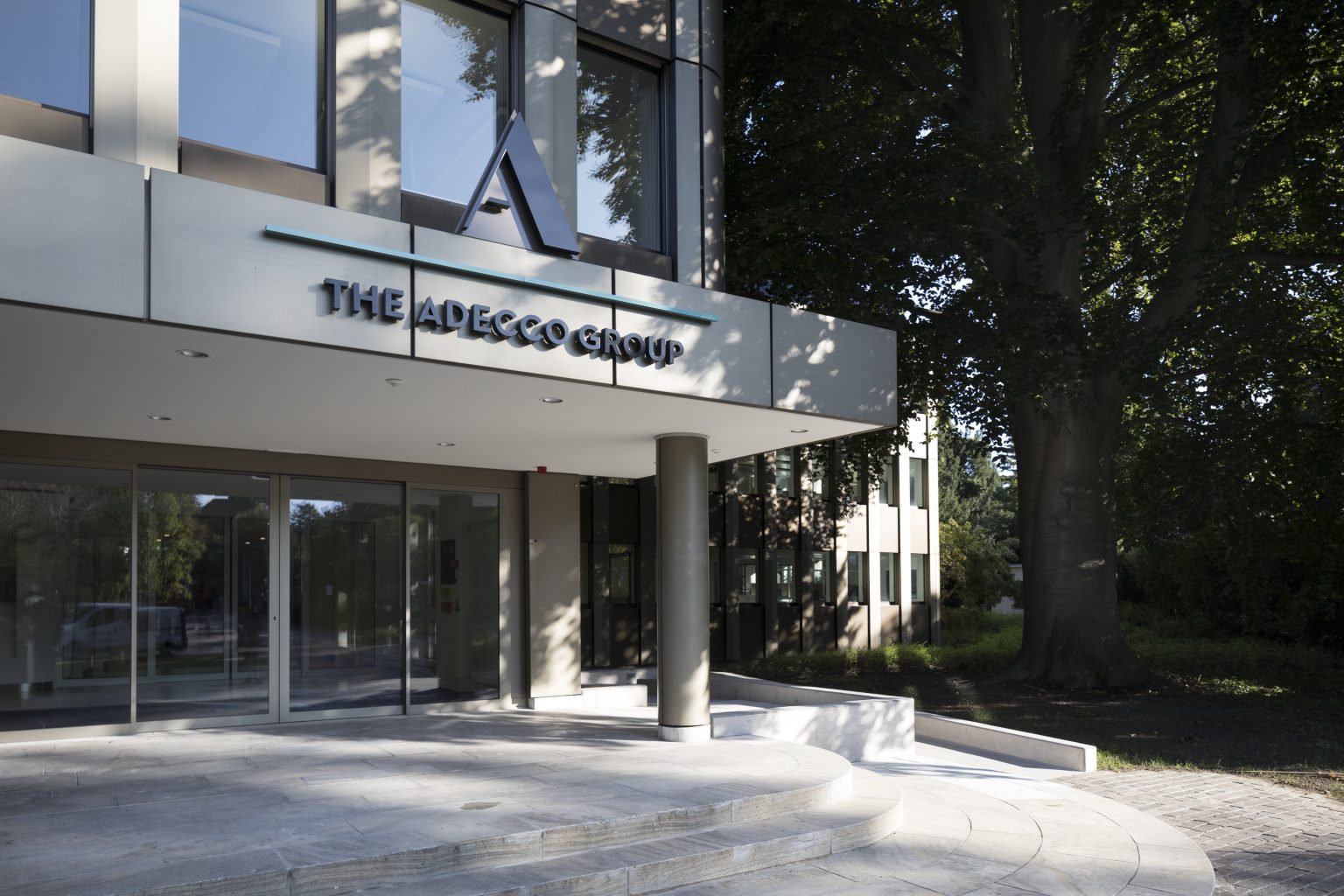 Die Adecco Group und Microsoft unterzeichnen Absichtserklärung Die Adecco Group bildet eine Zusammenarbeit mit Microsoft, Generative KI, GenAI