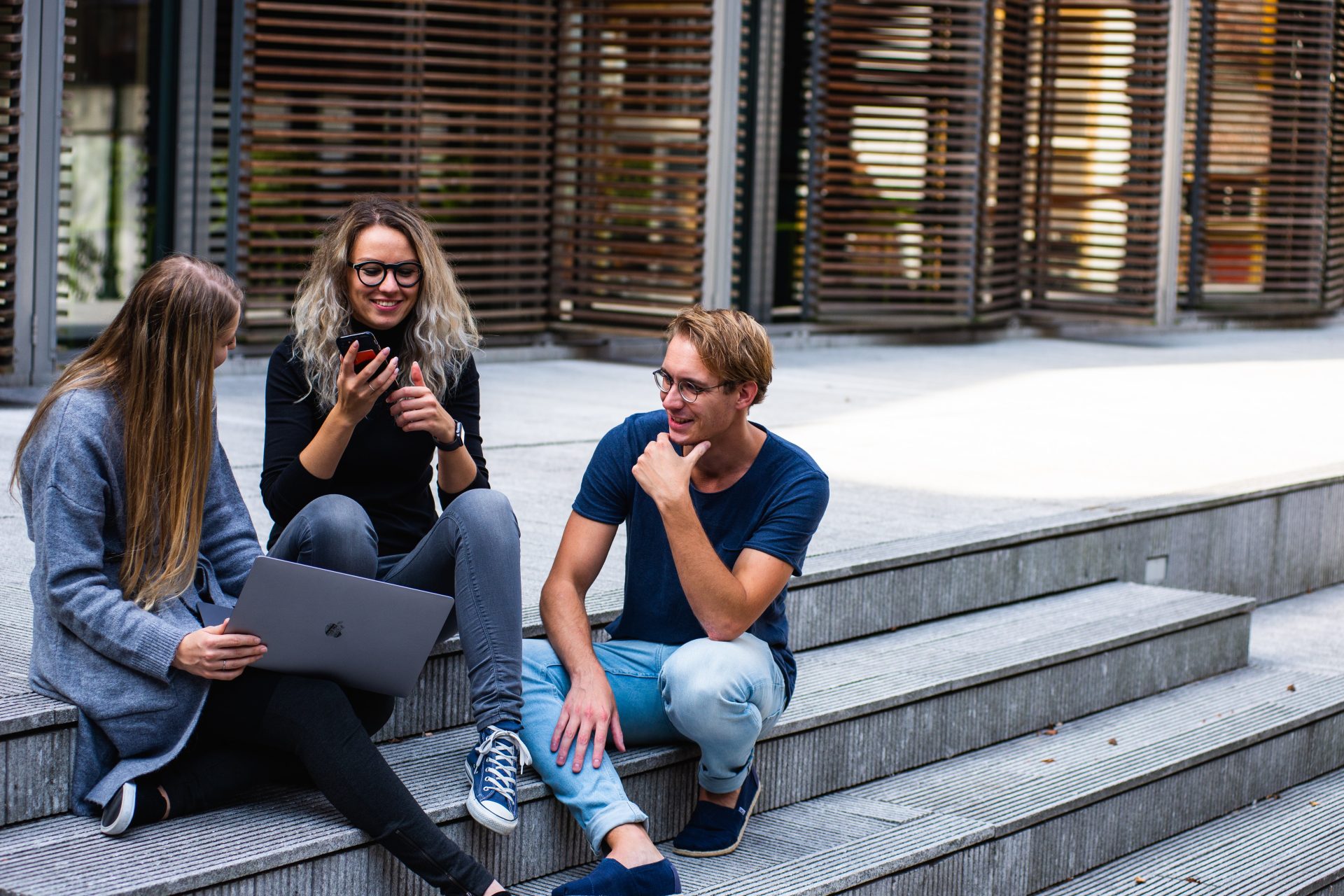 Outsourcing als Wettbewerbsvorteil adult-business-meeting-business-people-1438072