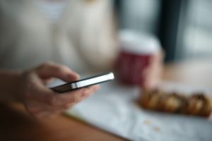 Uber-Fahrt per WhatsApp buchen: Infobip entwickelt KI-gestützten WhatsApp-Chatbot für Uber in Indien, Photo by Andrej Lišakov on Unsplash