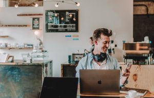 Die neue Version der ServiceNow-Plattform unterstützt Unternehmen bei den grössten Herausforderungen der hybriden Arbeitswelt, Photo by Austin Distel on Unsplash