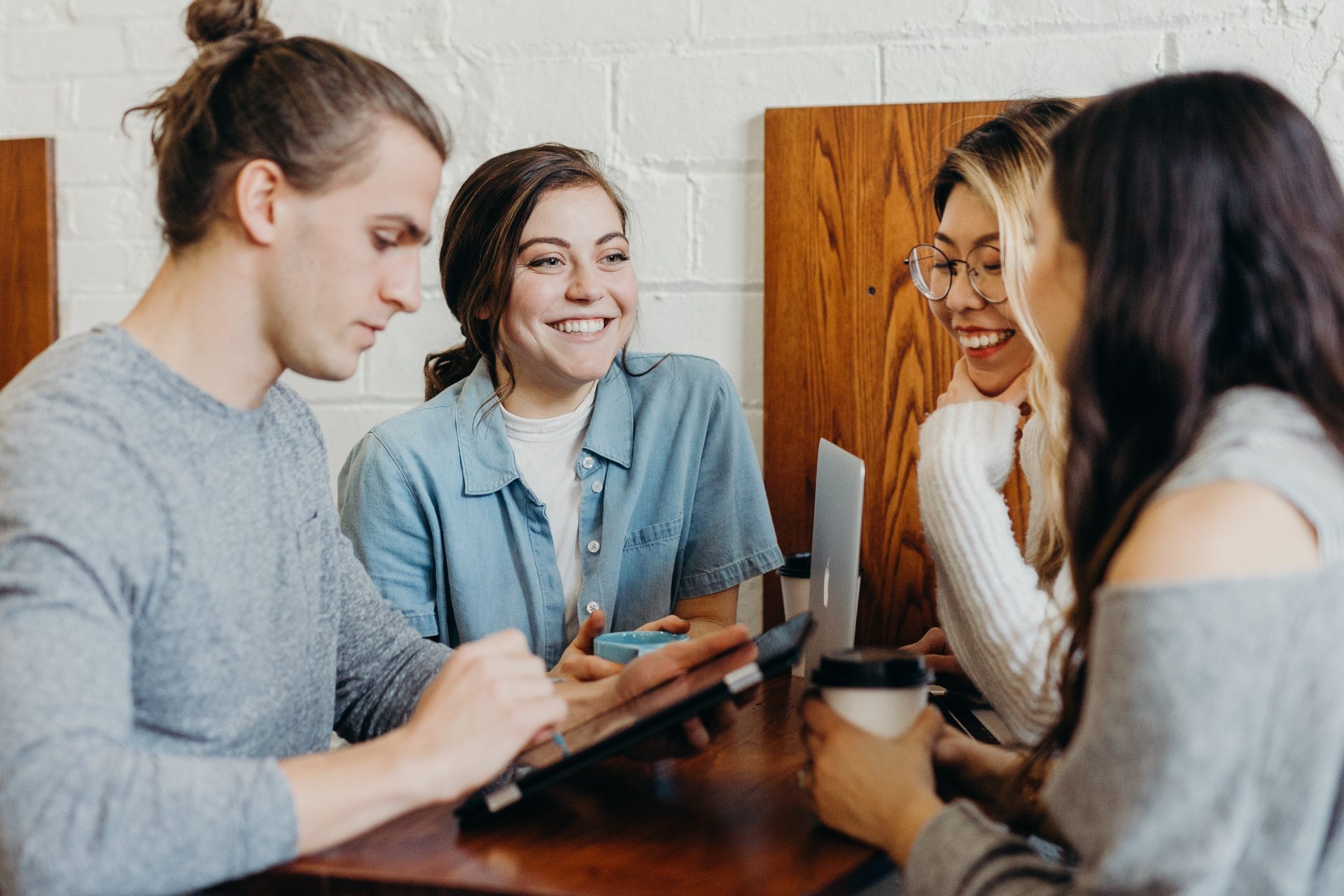 Die Zeit nach COVID-19 – begeistern Sie Ihren Mitarbeitenden «neu» Die Zeit nach COVID-19 - begeistern Sie Ihren Mitarbeitenden «neu», Photo by Brooke Cagle on Unsplash