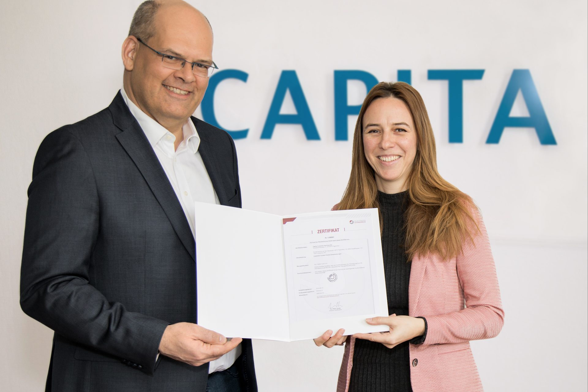 Ausgezeichnete Qualität: Capita Standorte in der Schweiz nach der internationalen Branchennorm ISO 18295 zertifiziert capita, zertifikatsuebergabe, iso18295, 20190220