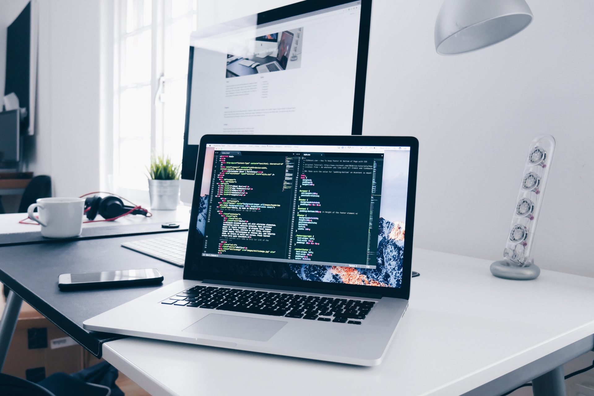 Digital Reliability – Zuverlässigkeit und Vertrauen neu interpretiert Digital Reliability – Zuverlässigkeit und Vertrauen neu interpretiert, Photo by Christopher Gower on Unsplash
