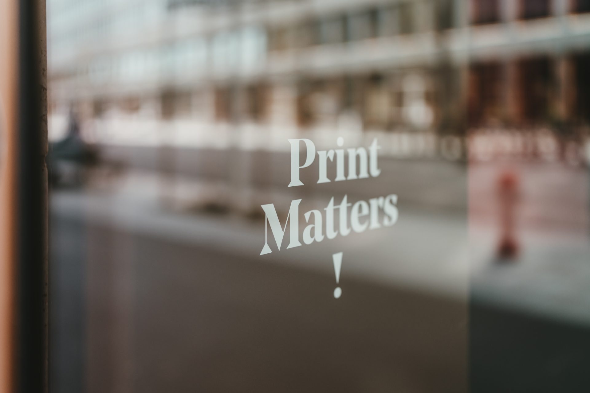 Totgesagte leben länger Warum gedruckte Reklame auch in der Online-Ära funktioniert, Photo by Claudio Schwarz on Unsplash