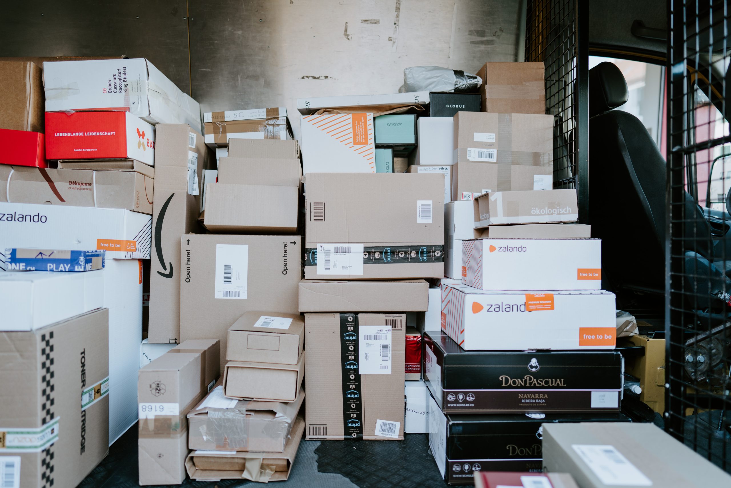 Retouren – das dicke Ende fuer den eCommerce Mittelstand, Photo by Claudio Schwarz on Unsplash