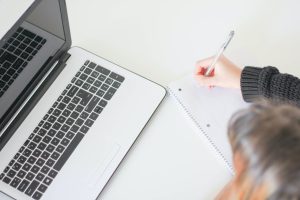 Mitarbeiterförderung: Self-Learning im Kommunikationsbereich, Photo by J. Kelly Brito on Unsplash