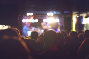 Wie Unternehmen die perfekte Balance zwischen virtuellen und persönlichen Veranstaltungen finden, um möglichst viele Zielgruppen zu erreichen, Photo by Jorge Gordo on Unsplash