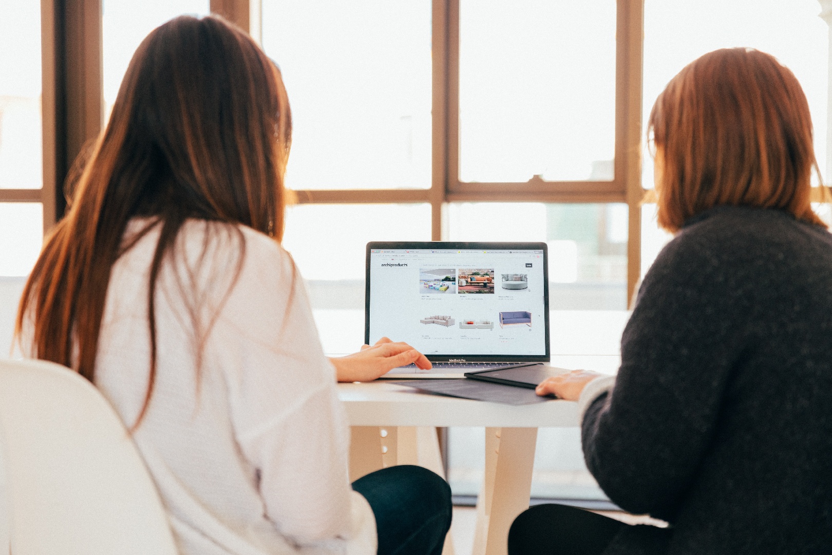 Infobip Integriert SMS- und WhatsApp-Benachrichtigungen in Adobe Commerce Alles neu in 2022? Von Trends und Erfolgsfaktoren im B2B eCommerce, Sybit, Photo by KOBU Agency on Unsplash