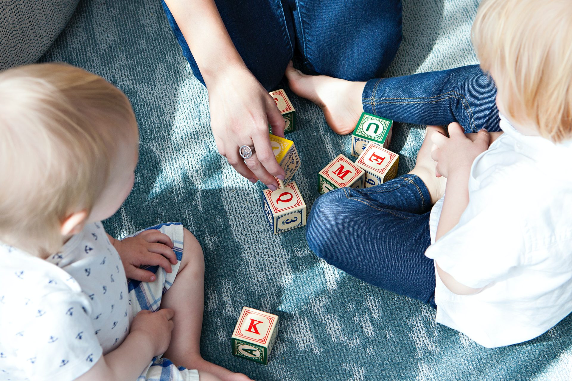 Was haben Kindererziehung und Bots gemeinsam? Jede Menge! Was haben Kindererziehung und Bots gemeinsam, Swisscom, Photo by Marisa Howenstine on Unsplash