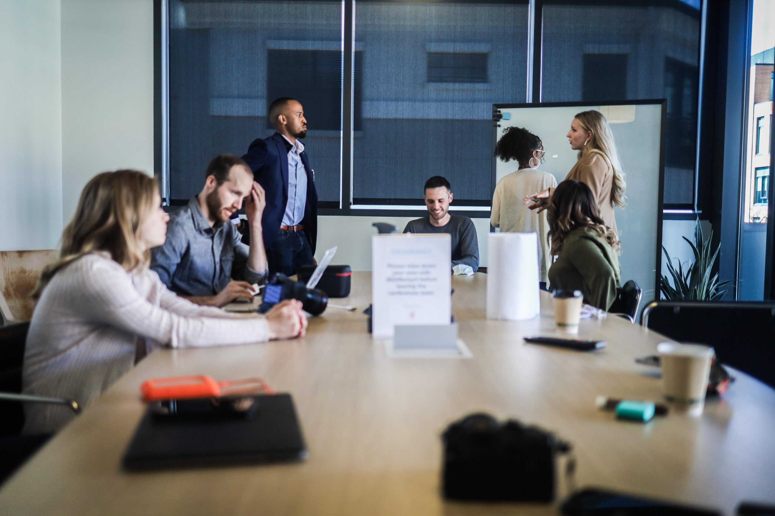 Fürhen in die ungewisse Zukunft, Dirk Rossum, Leading Transformation, Foto von Memento Media auf Unsplash