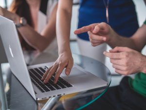 Die neue Führungsrolle des Marketings, Sybit, Photo by Mimi Thian on Unsplash