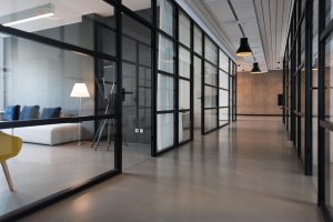 Flex Office: das Konzept der Mitarbeitererfahrung, das über Kostenoptimierung hinausgeht, Photo by Nastuh Abootalebi on Unsplash