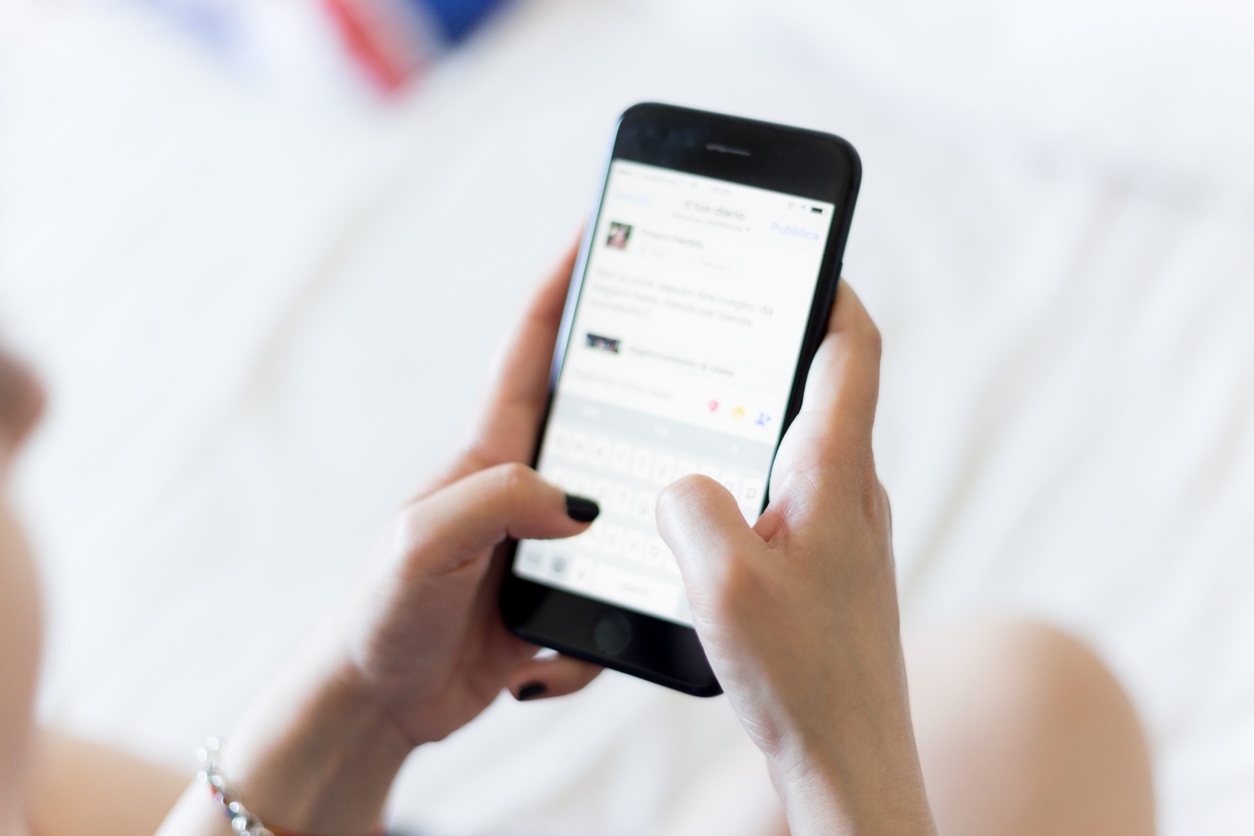 Der Einsatz Künstlicher Intelligenz für Sprach- und Textdialogsysteme wird immer populärer, Spitch, Photo by Oleg Magni on Unsplash