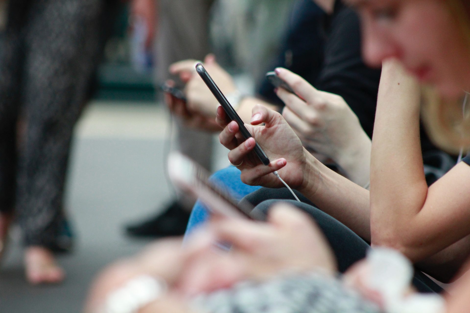 In fünf Schritten zum fairen Einsatz von KI Voice User Interface, Photo by ROBIN WORRALL on Unsplash